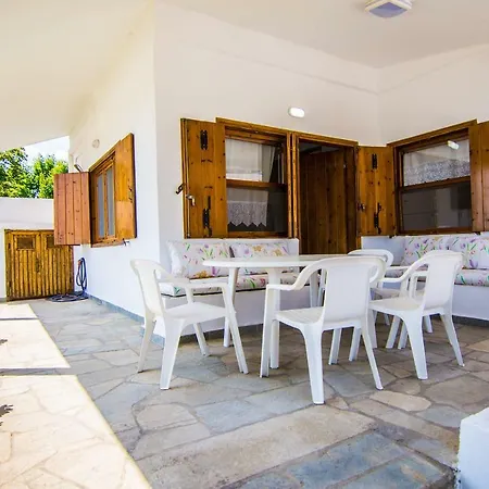 Efi's On The Villa Nea Vrasna